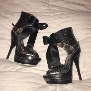 Bebe metallic heels with bow